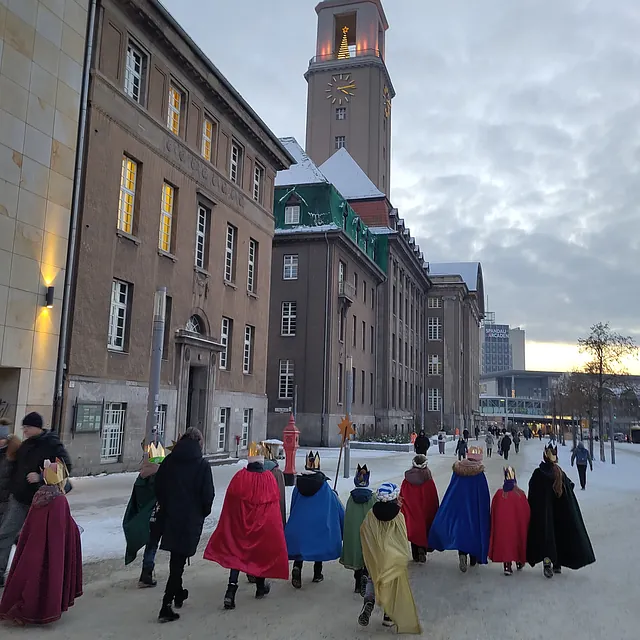 Sternsinger in der Altstadt auf dem Weg zum Spandauer Rathaus